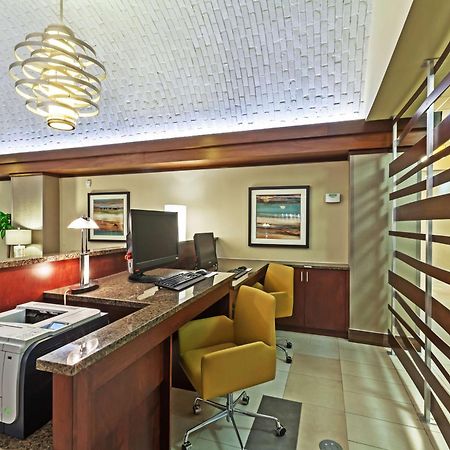 Embassy Suites By Hilton Dallas Market Center Bagian luar foto