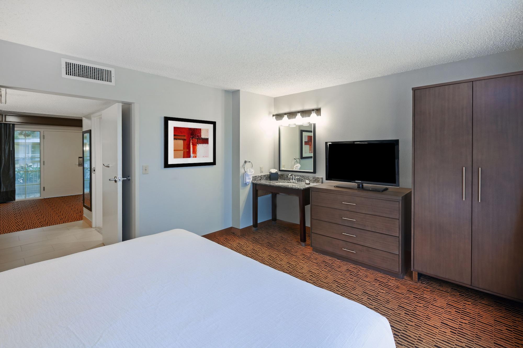 Embassy Suites By Hilton Dallas Market Center Bagian luar foto