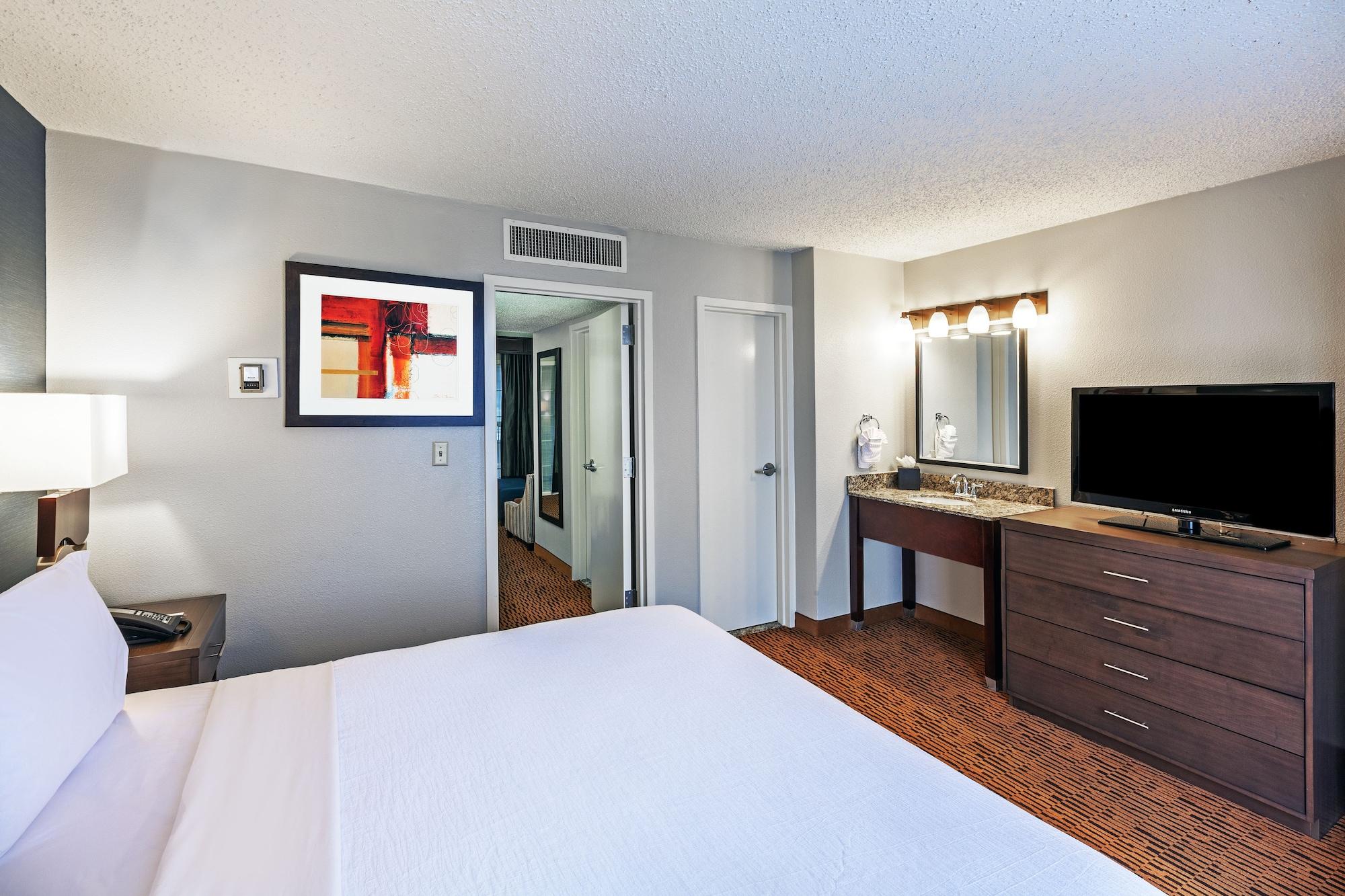 Embassy Suites By Hilton Dallas Market Center Bagian luar foto