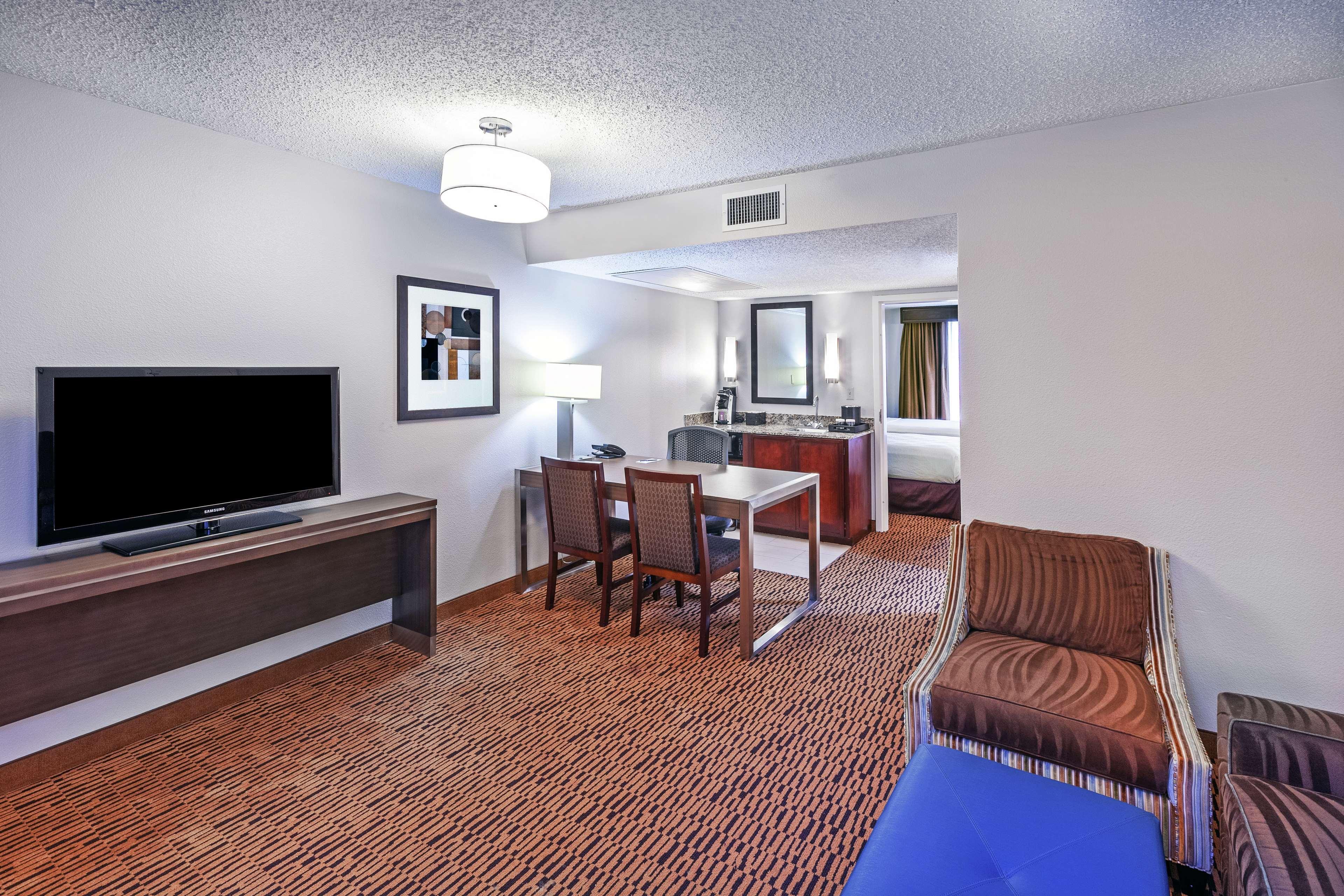 Embassy Suites By Hilton Dallas Market Center Bagian luar foto