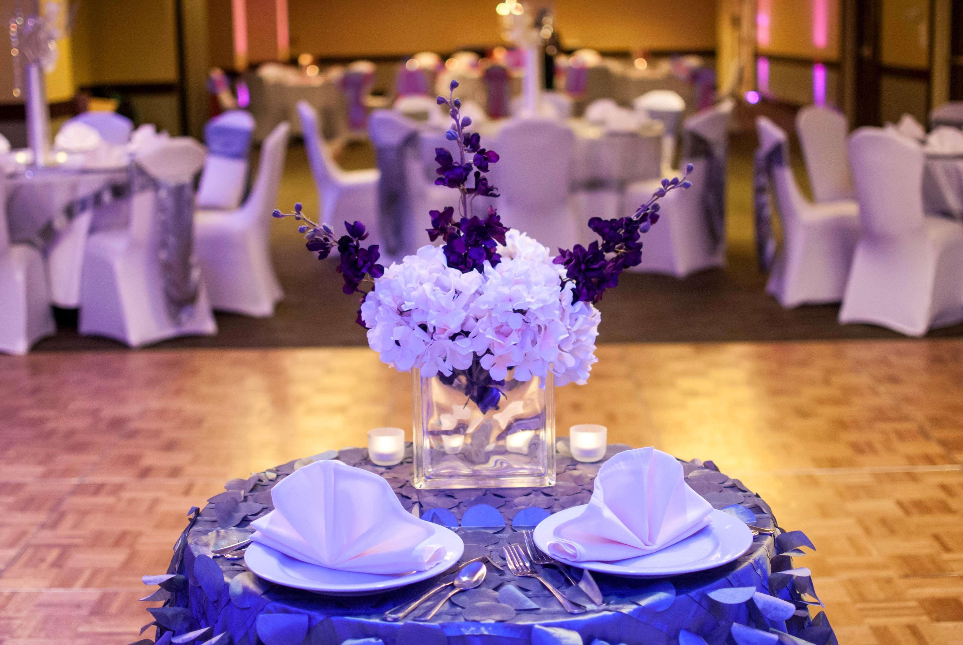 Embassy Suites By Hilton Dallas Market Center Bagian luar foto