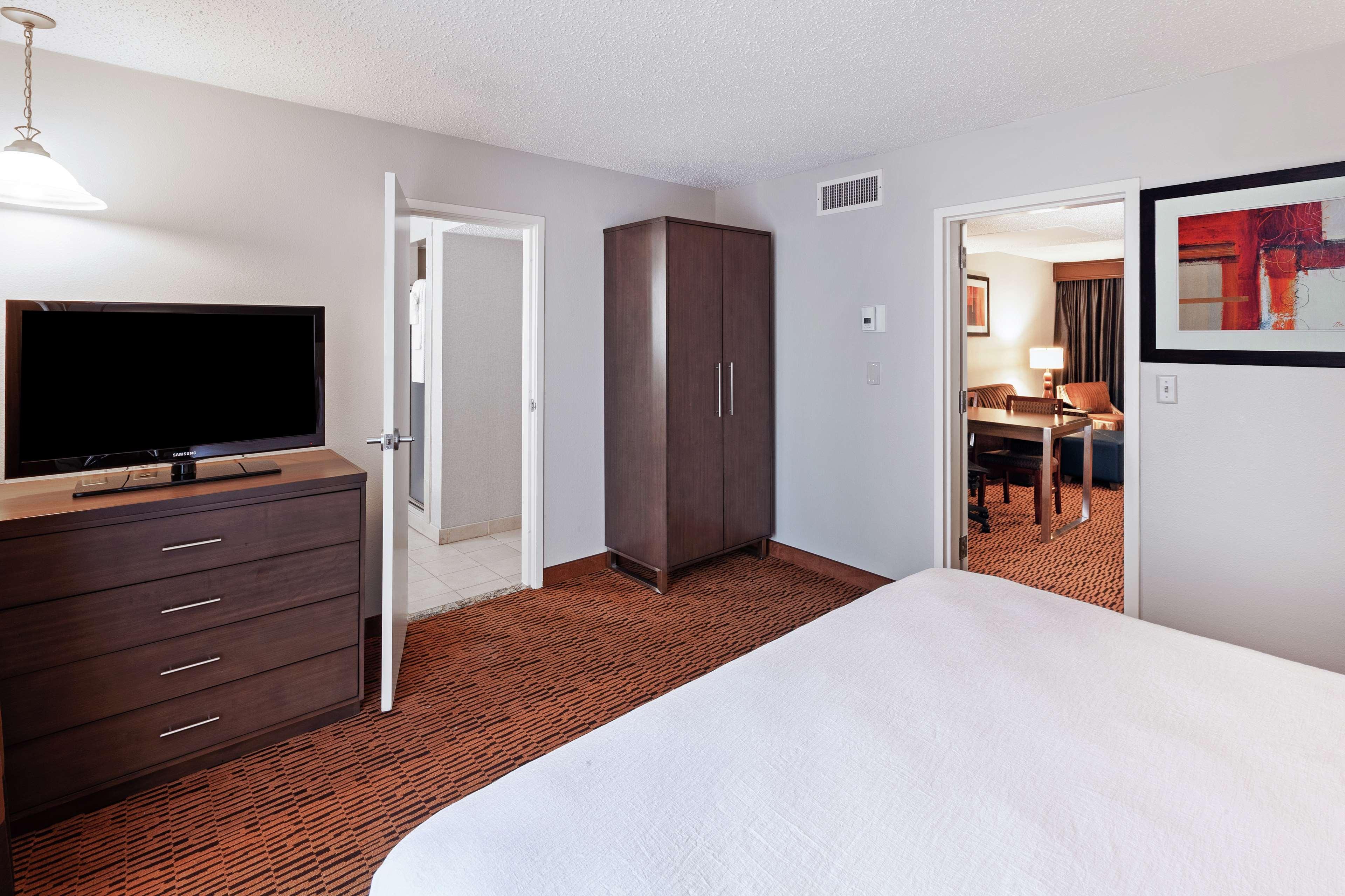 Embassy Suites By Hilton Dallas Market Center Bagian luar foto
