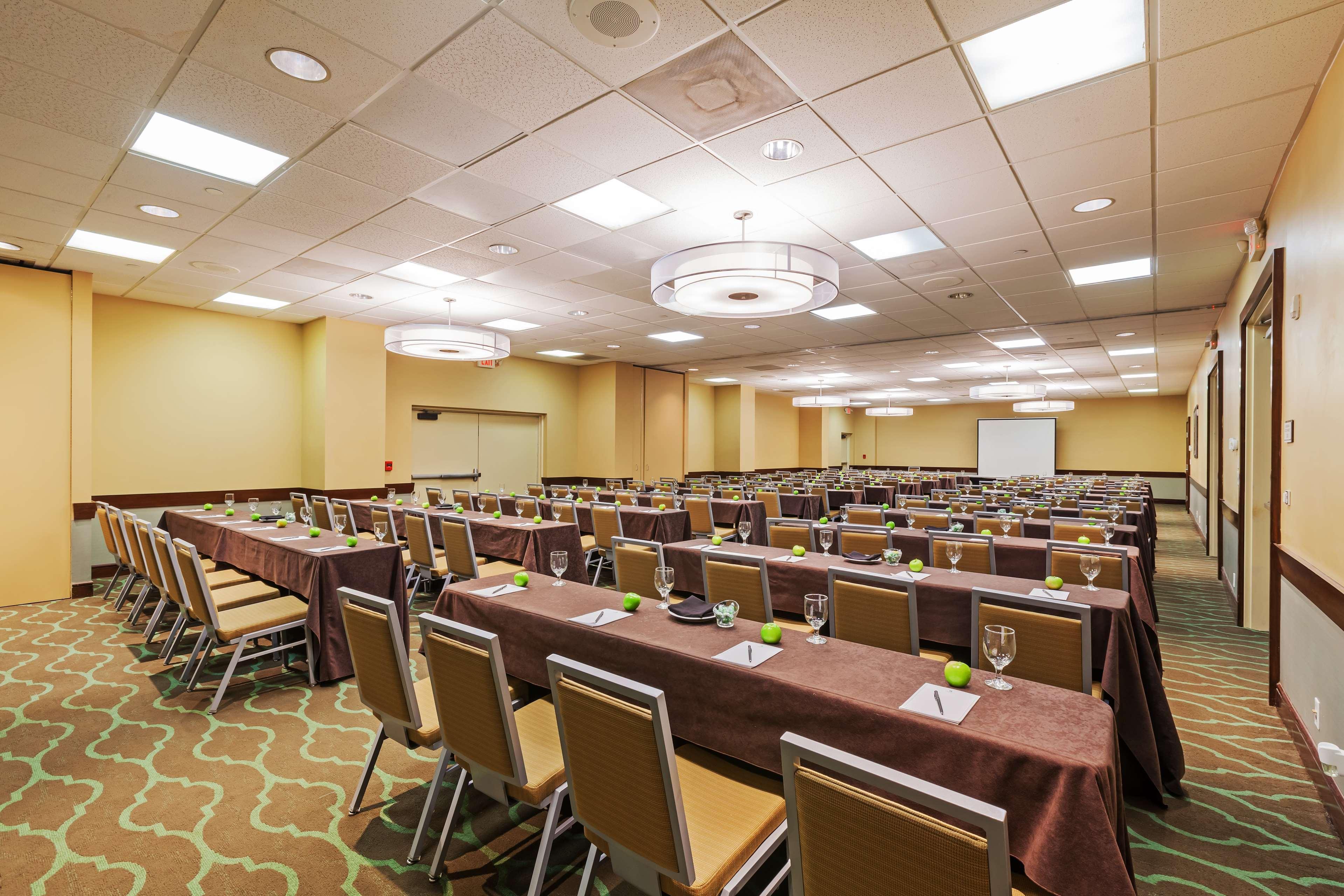 Embassy Suites By Hilton Dallas Market Center Bagian luar foto