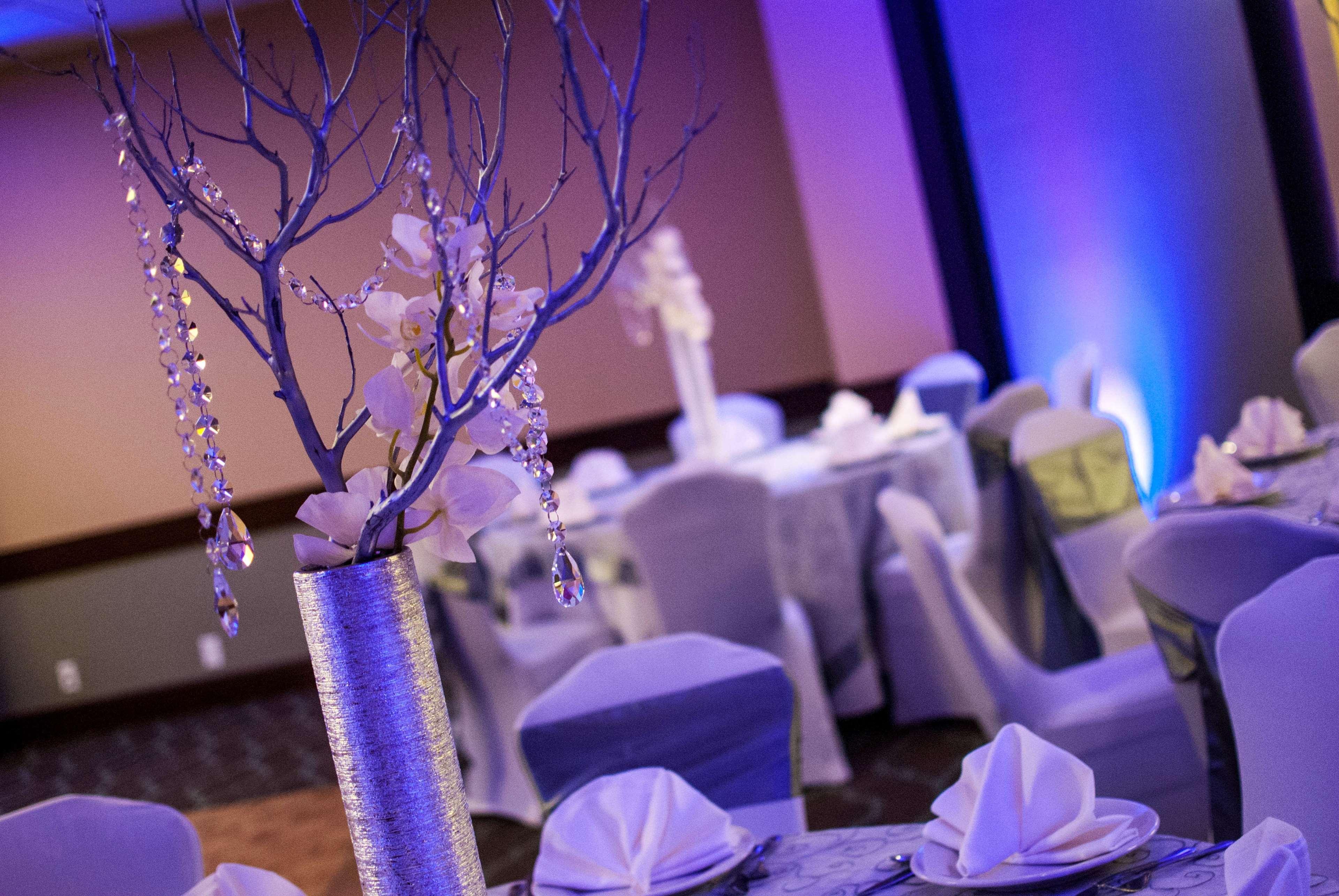 Embassy Suites By Hilton Dallas Market Center Bagian luar foto