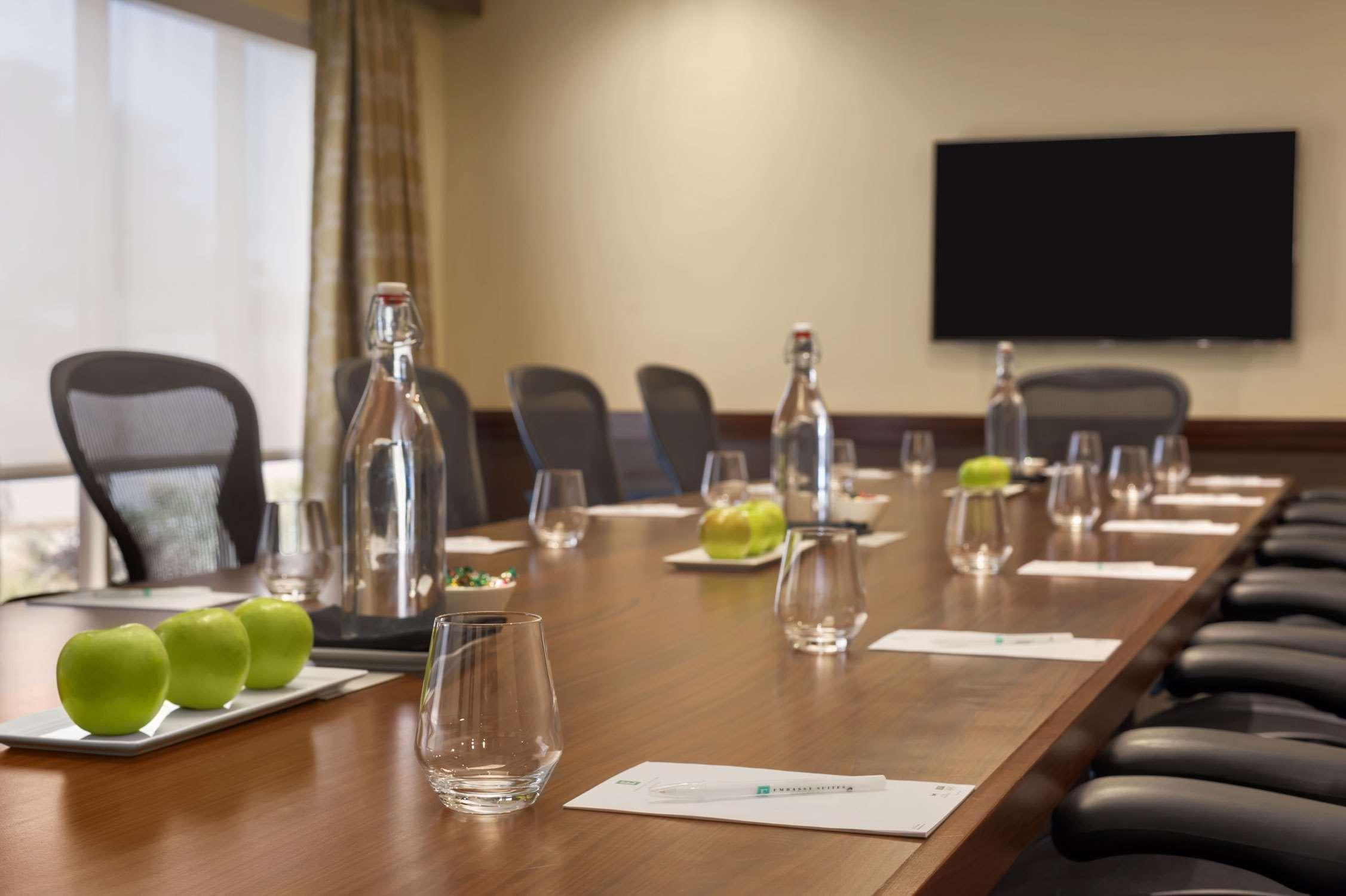 Embassy Suites By Hilton Dallas Market Center Bisnis foto