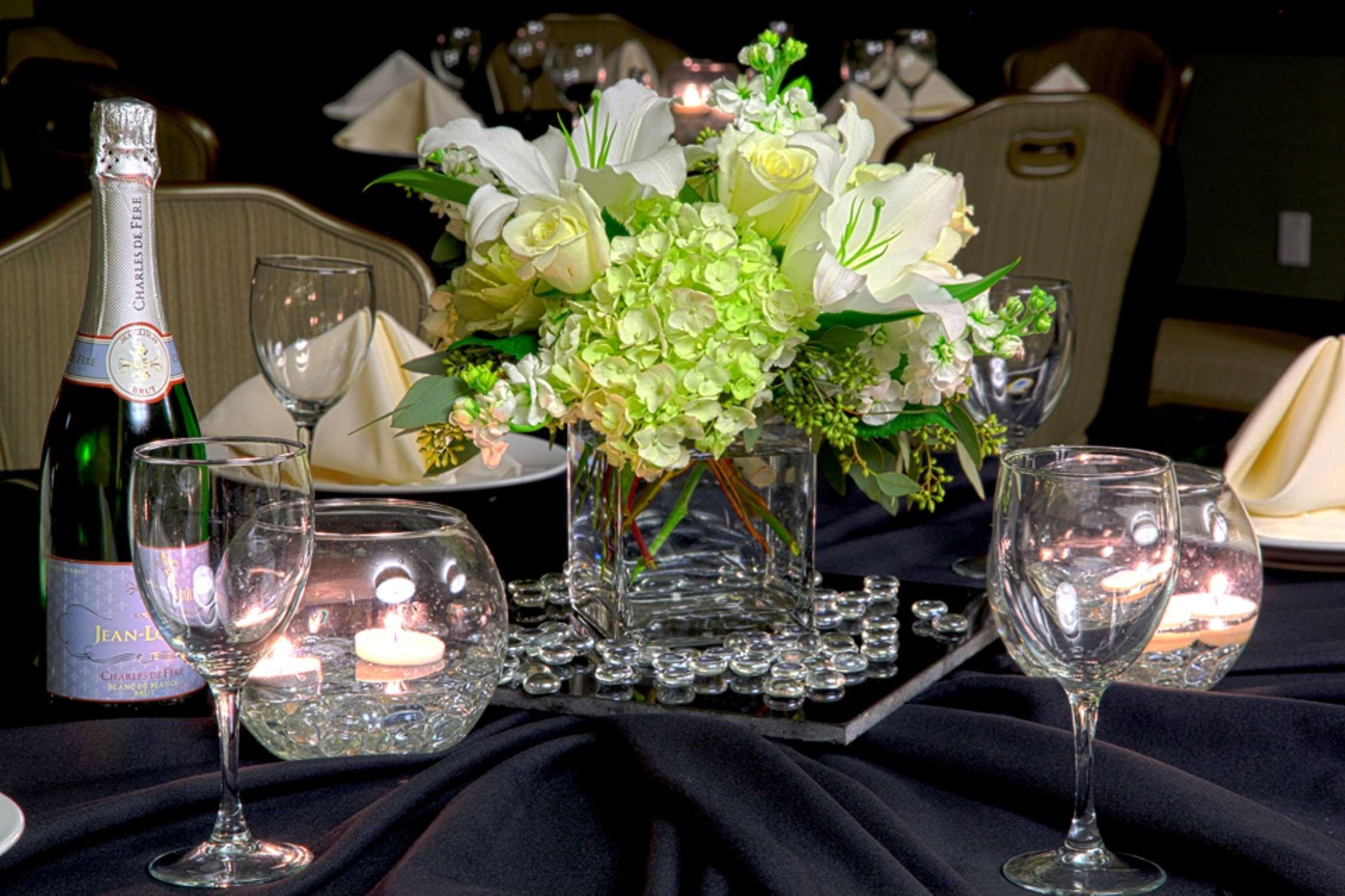 Embassy Suites By Hilton Dallas Market Center Bagian luar foto