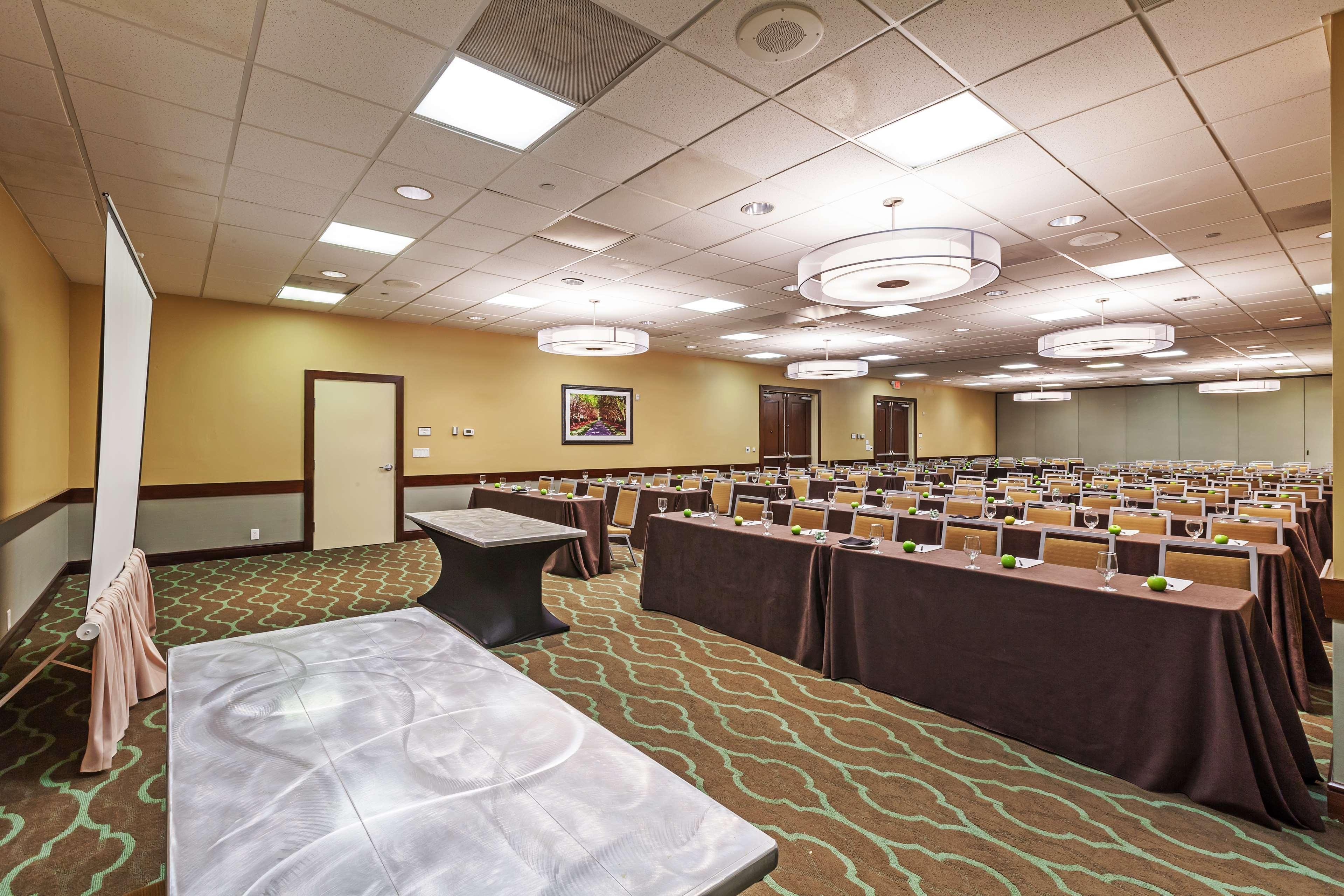 Embassy Suites By Hilton Dallas Market Center Bagian luar foto