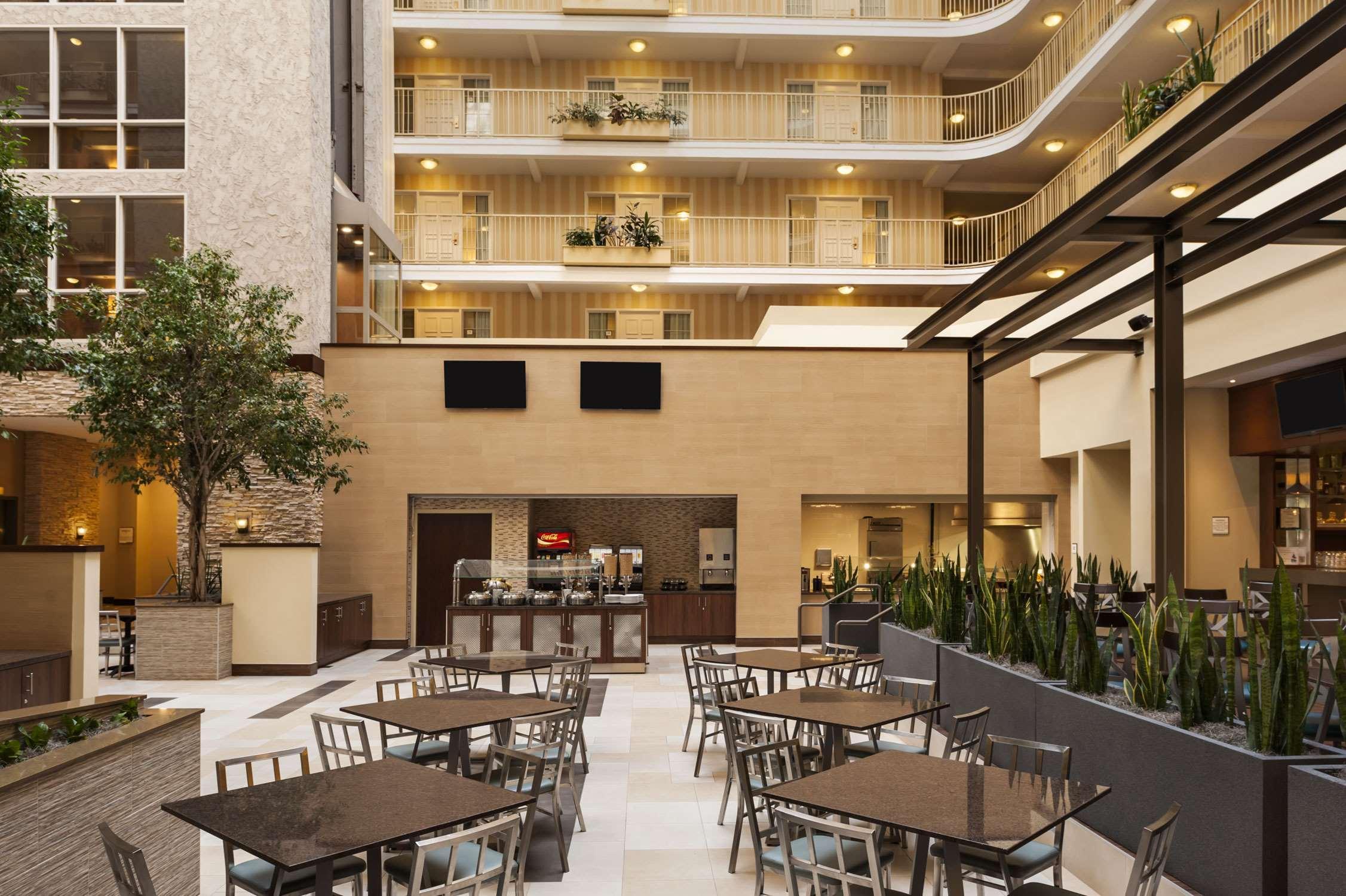 Embassy Suites By Hilton Dallas Market Center Restoran foto