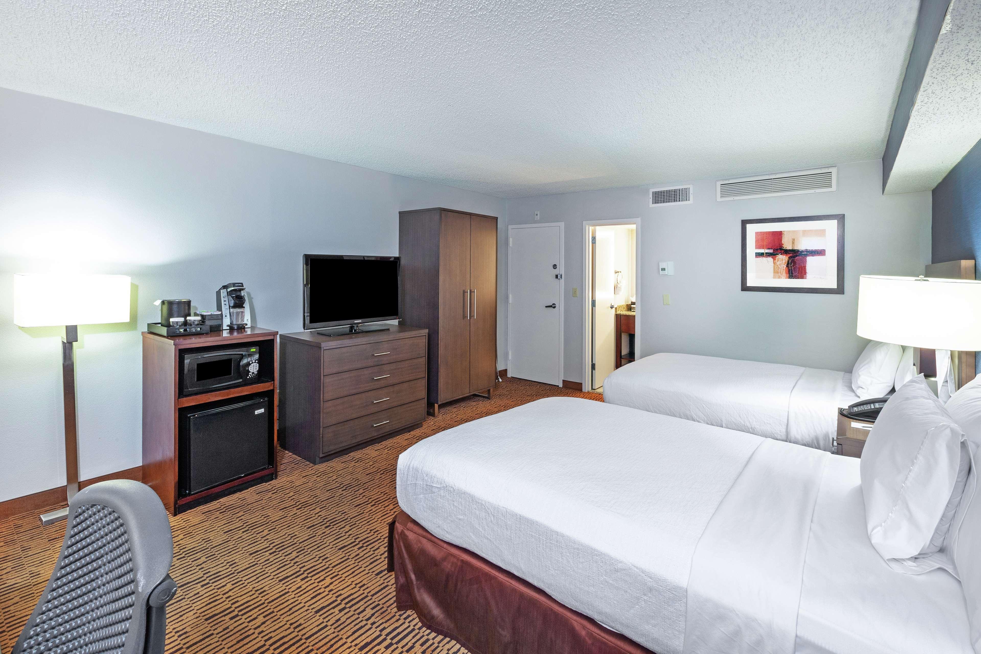 Embassy Suites By Hilton Dallas Market Center Bagian luar foto