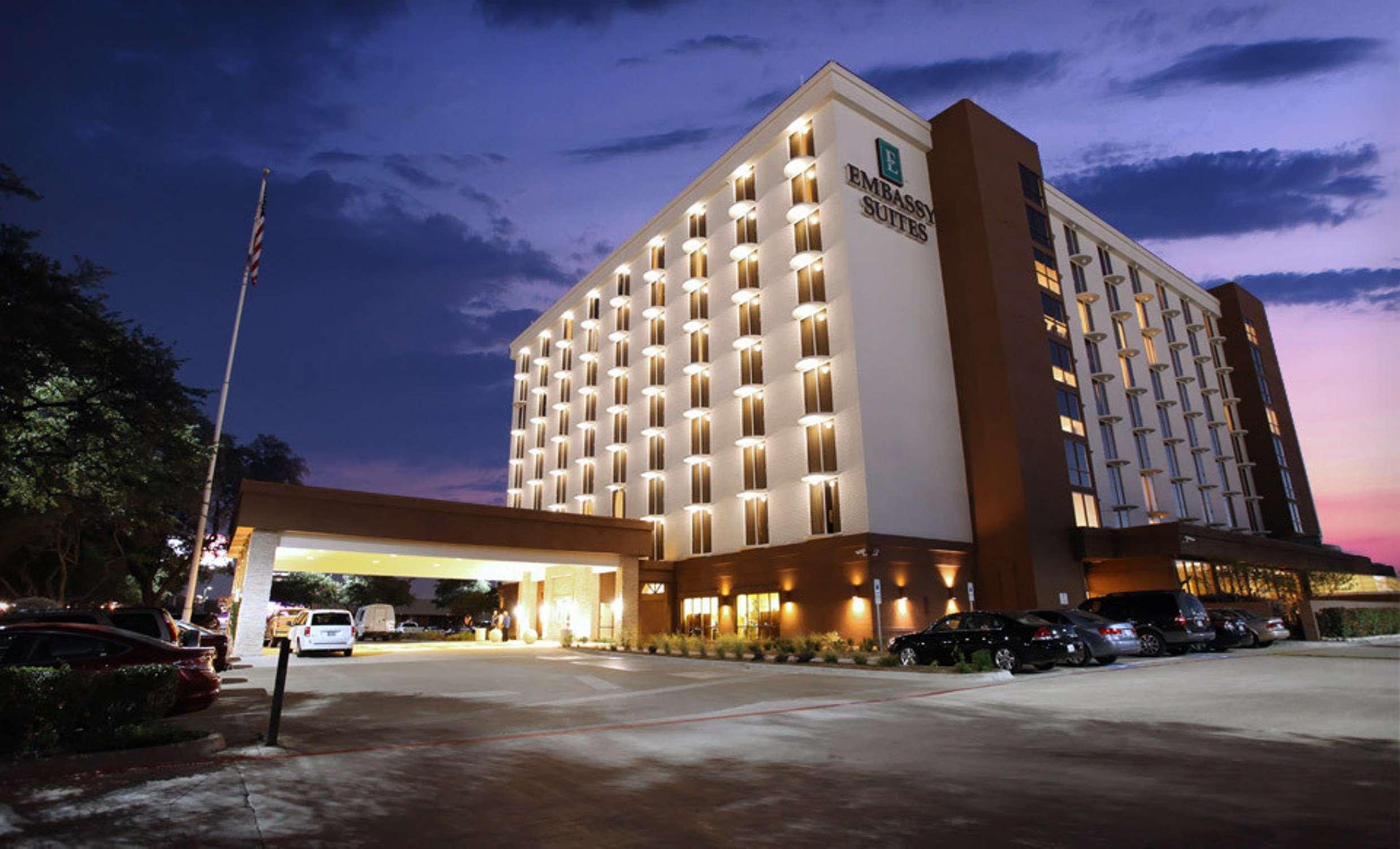 Embassy Suites By Hilton Dallas Market Center Bagian luar foto
