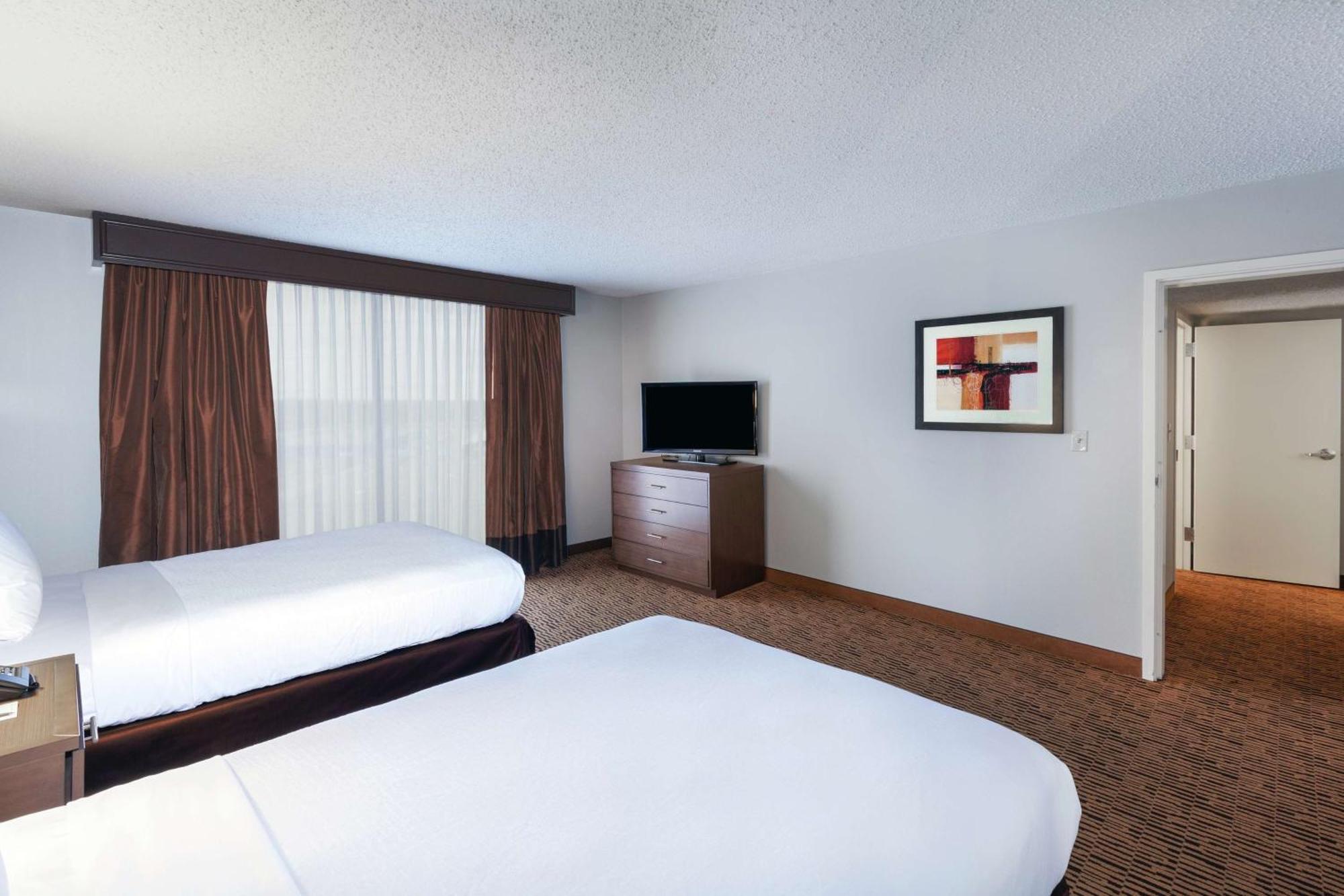 Embassy Suites By Hilton Dallas Market Center Bagian luar foto