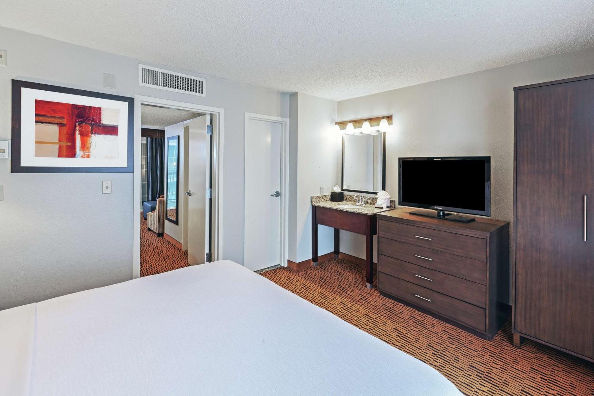 Embassy Suites By Hilton Dallas Market Center Bagian luar foto