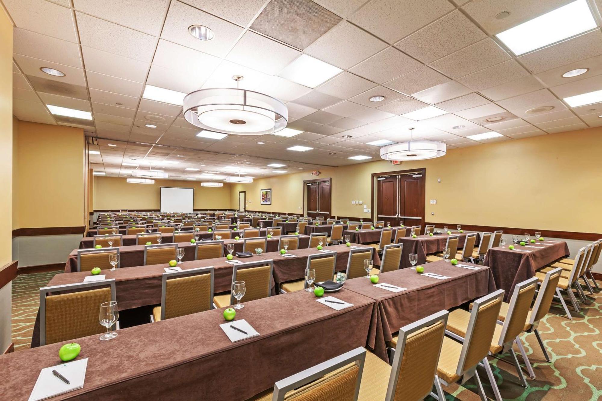 Embassy Suites By Hilton Dallas Market Center Bagian luar foto