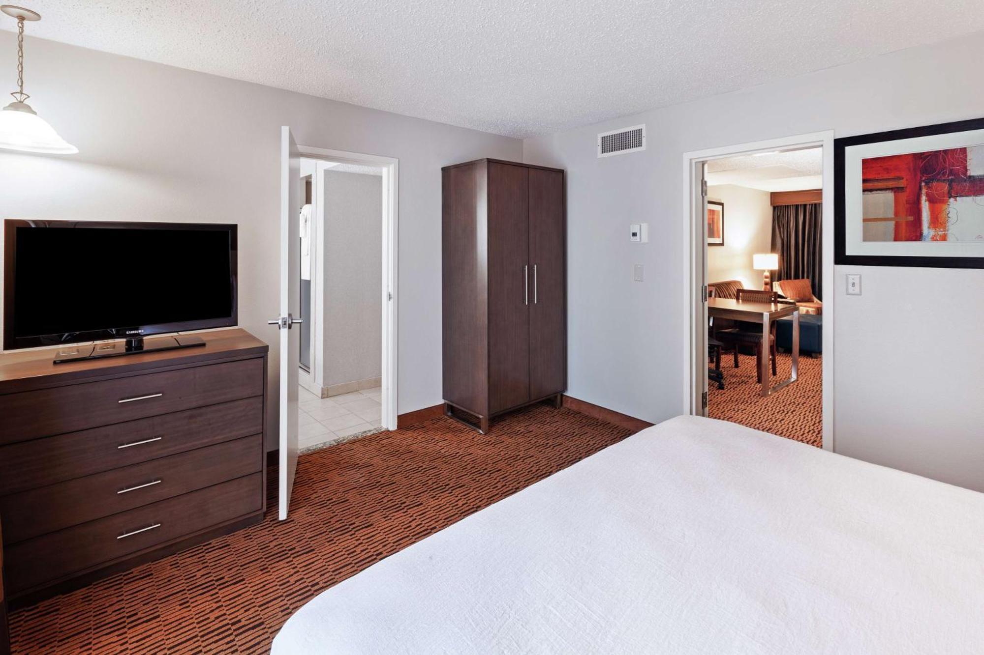 Embassy Suites By Hilton Dallas Market Center Bagian luar foto