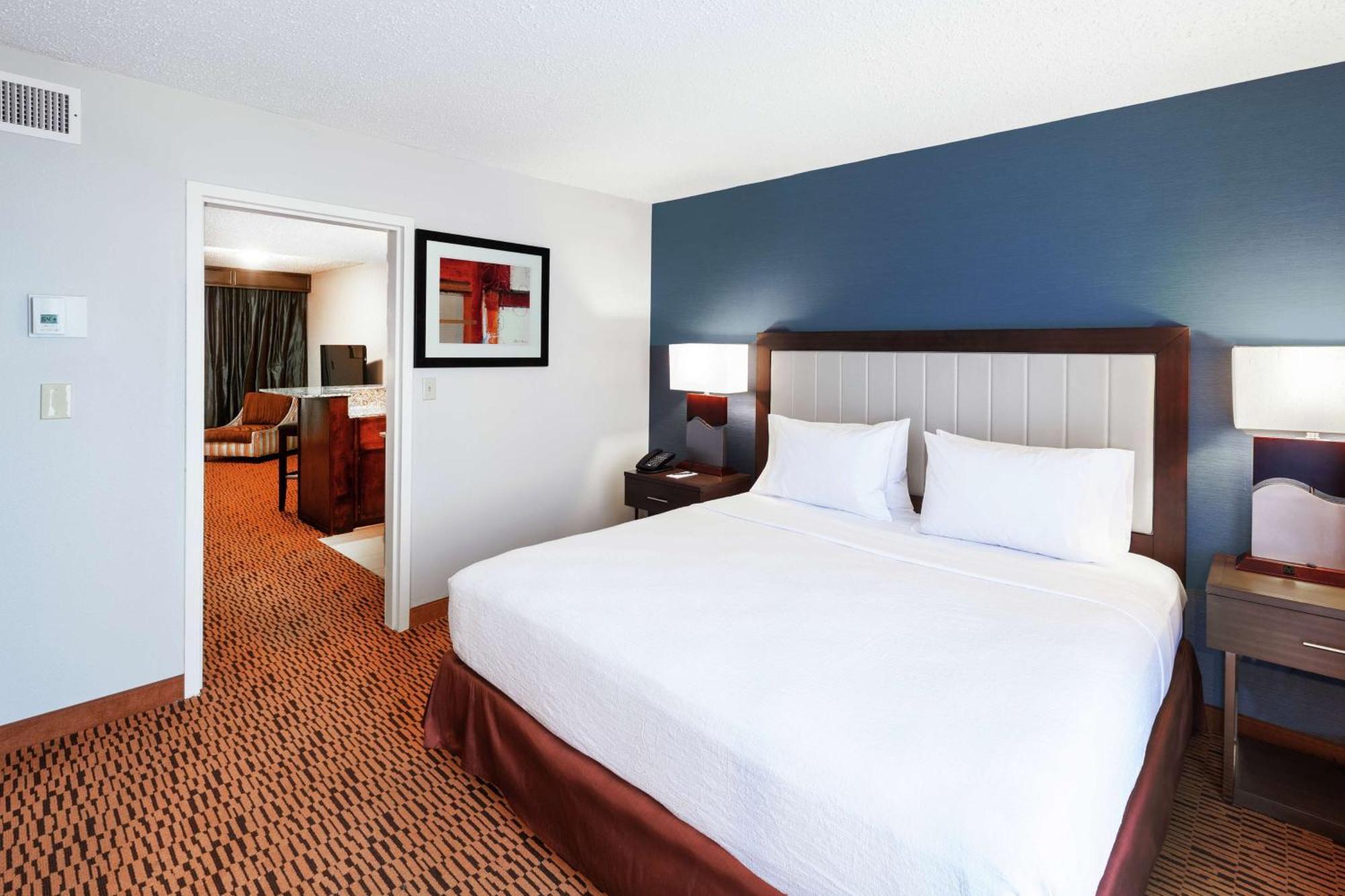 Embassy Suites By Hilton Dallas Market Center Bagian luar foto