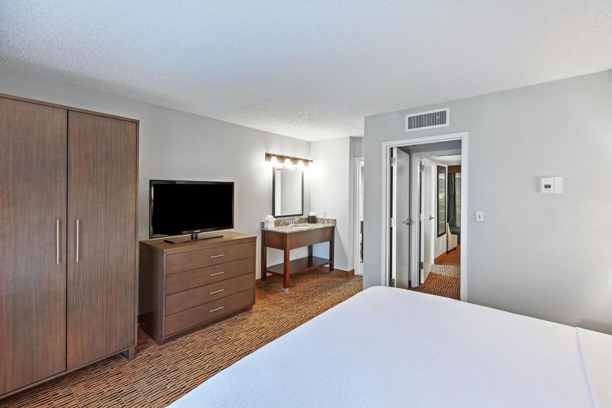 Embassy Suites By Hilton Dallas Market Center Bagian luar foto