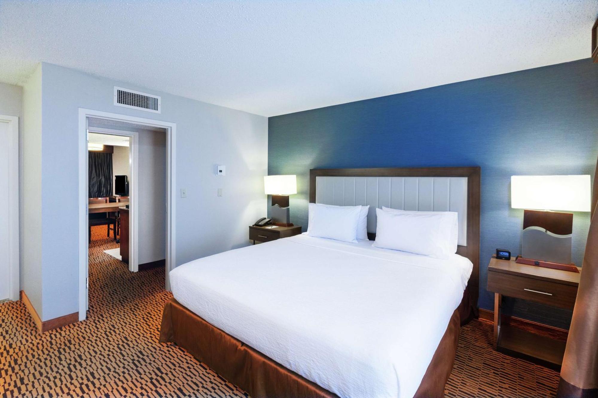 Embassy Suites By Hilton Dallas Market Center Bagian luar foto