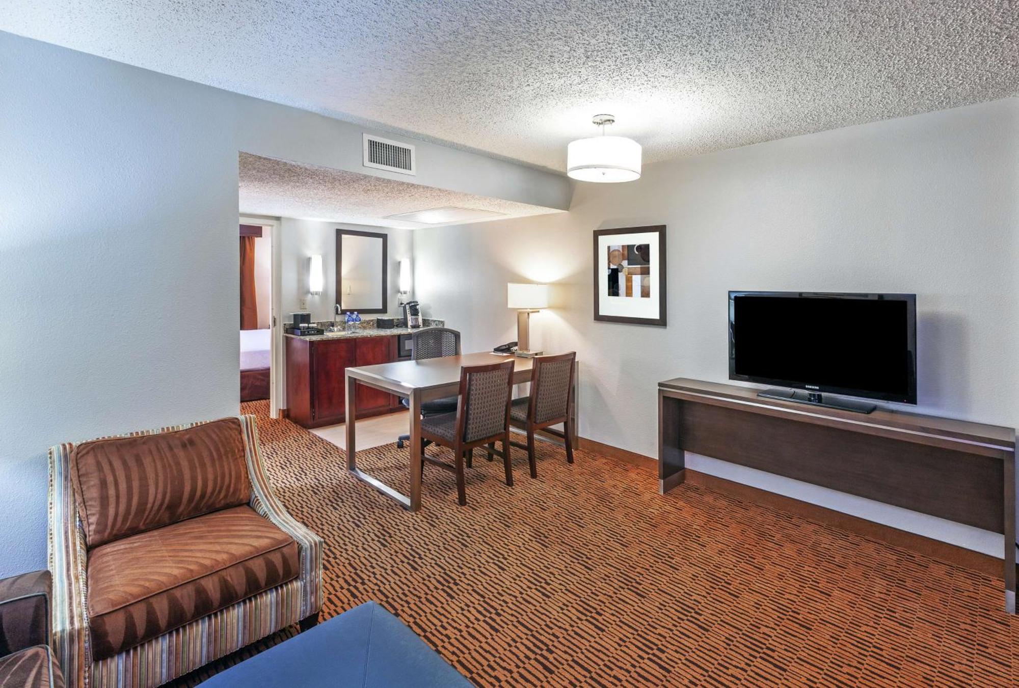 Embassy Suites By Hilton Dallas Market Center Bagian luar foto