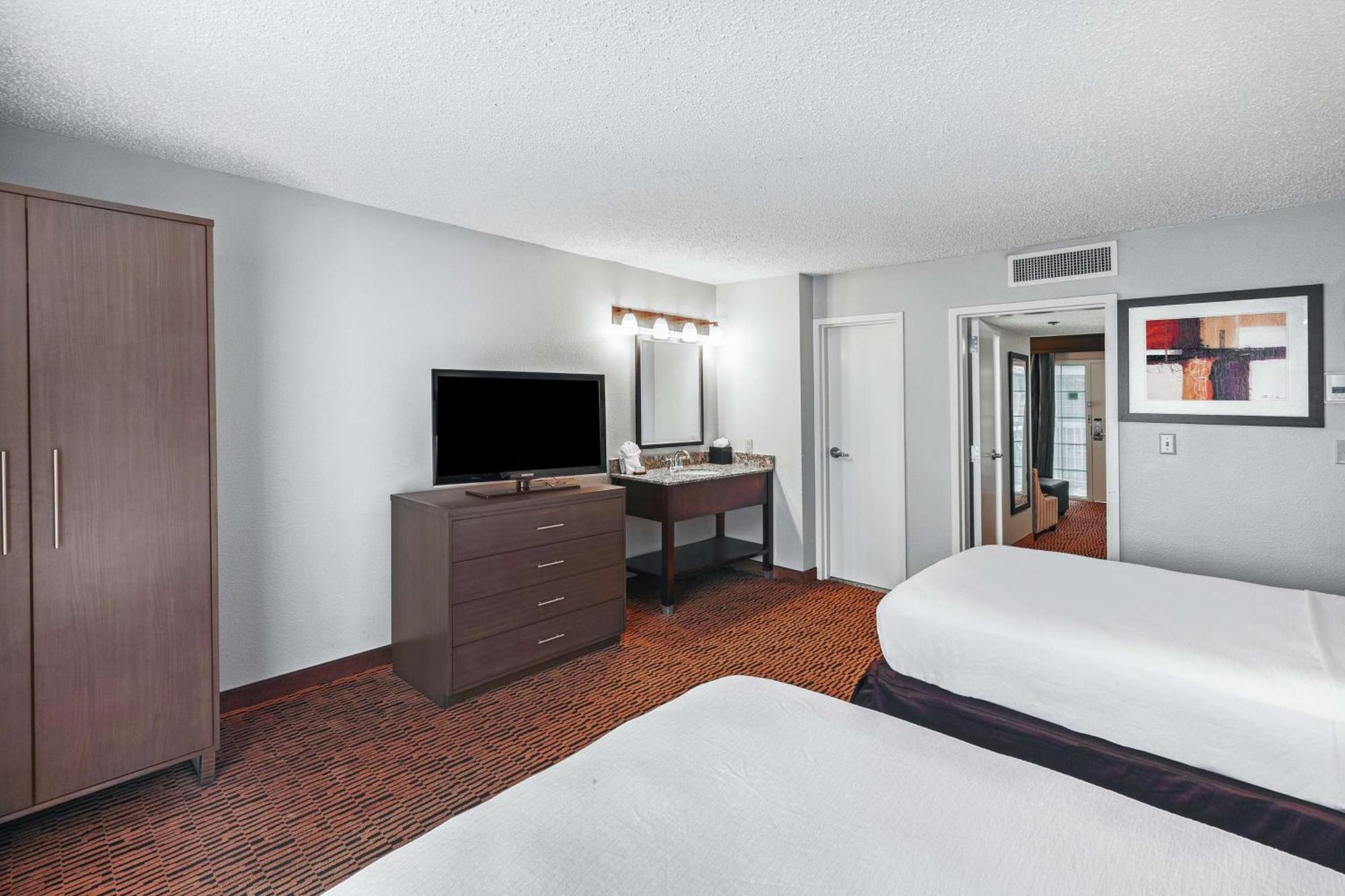 Embassy Suites By Hilton Dallas Market Center Bagian luar foto