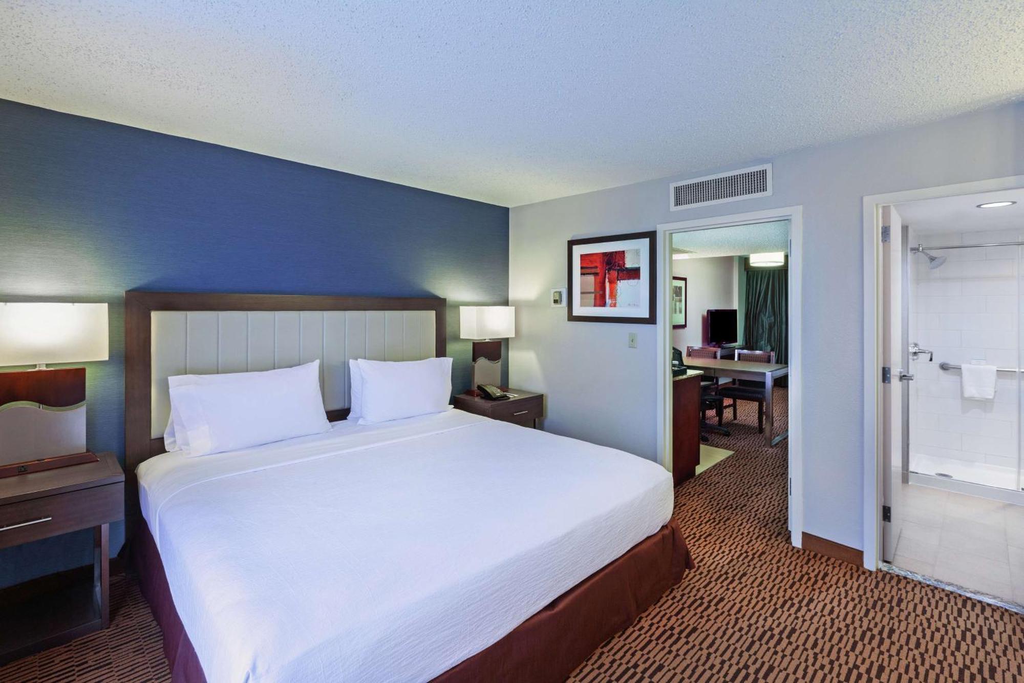 Embassy Suites By Hilton Dallas Market Center Bagian luar foto