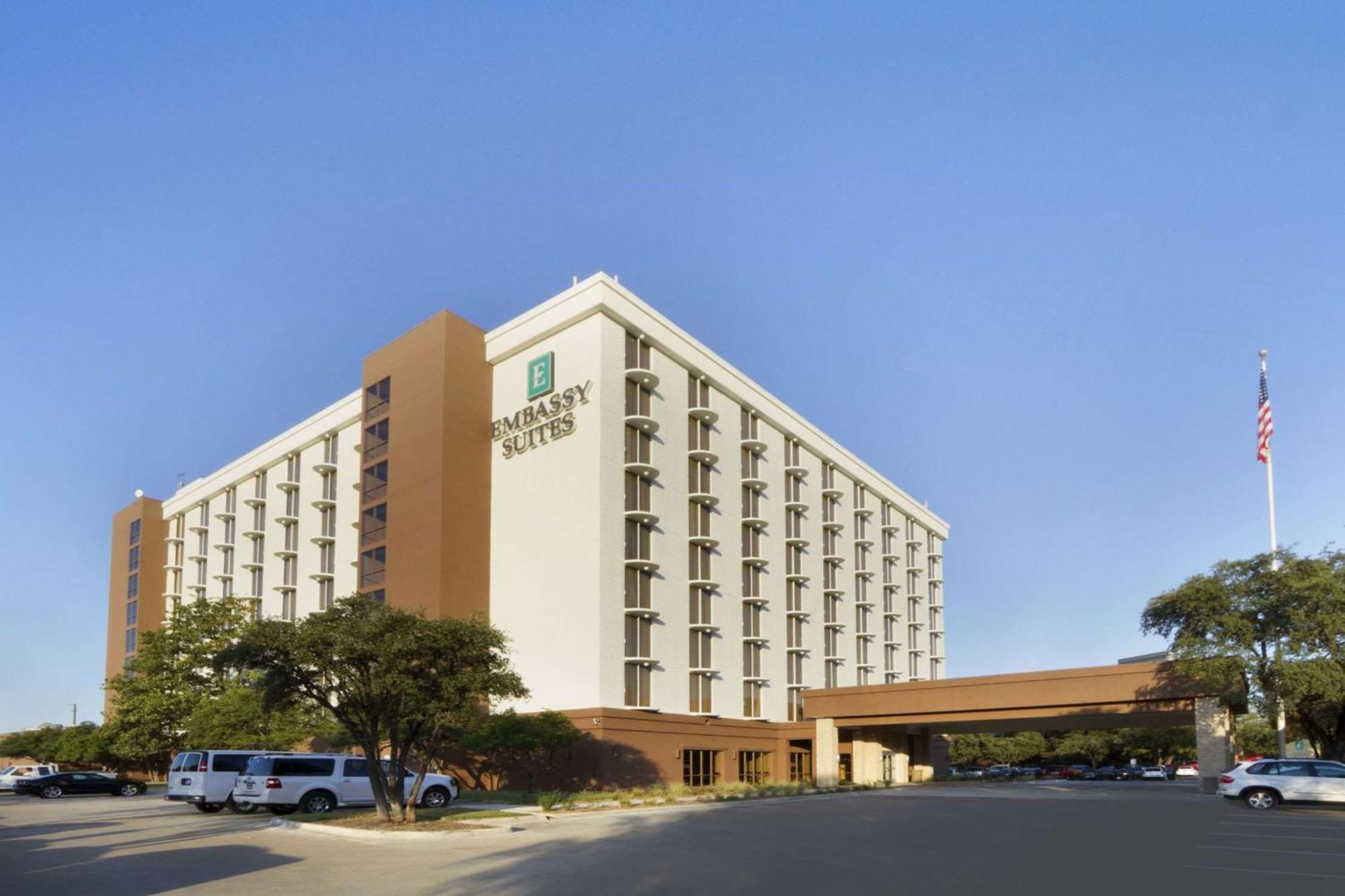 Embassy Suites By Hilton Dallas Market Center Bagian luar foto