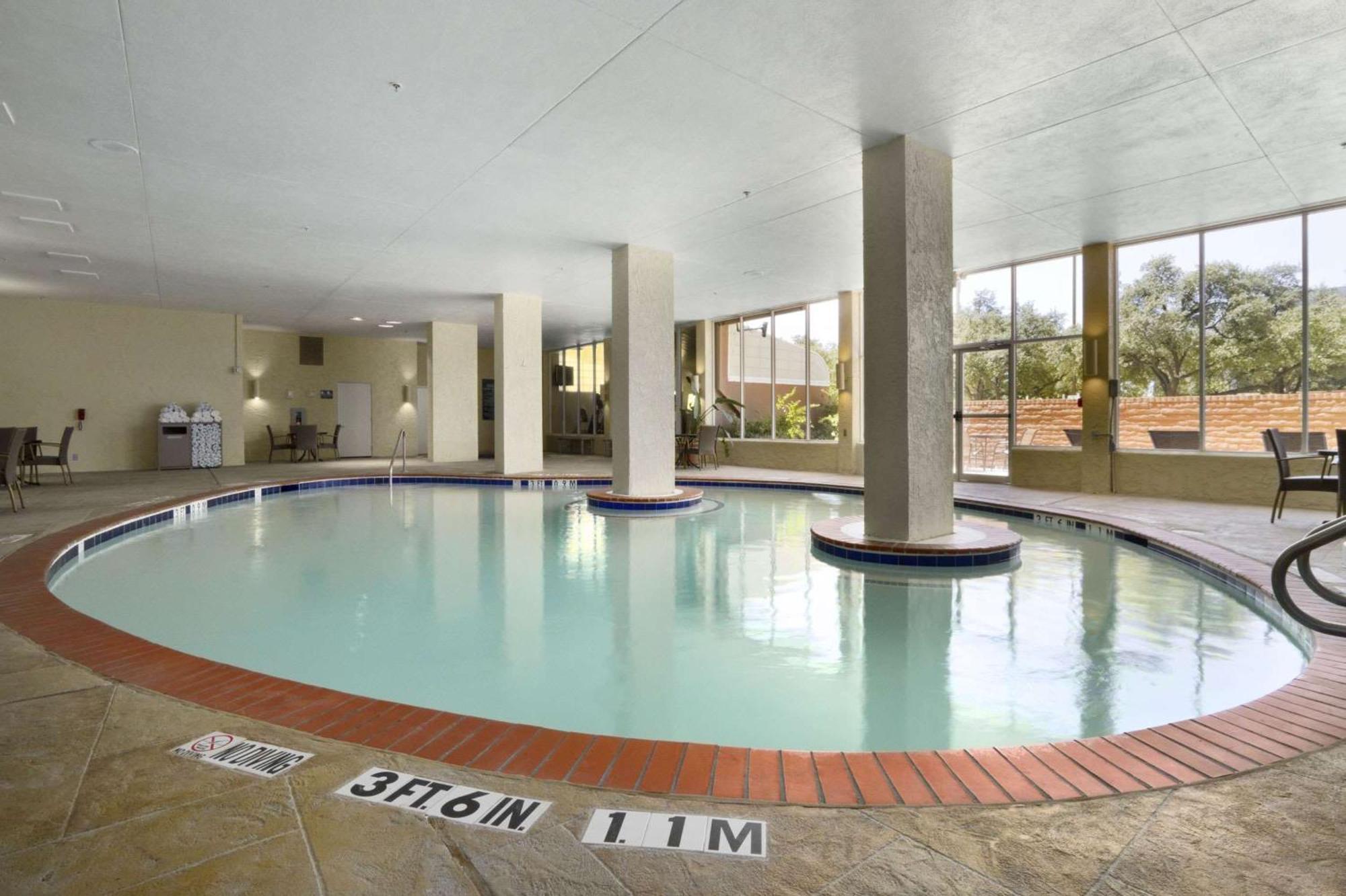 Embassy Suites By Hilton Dallas Market Center Bagian luar foto