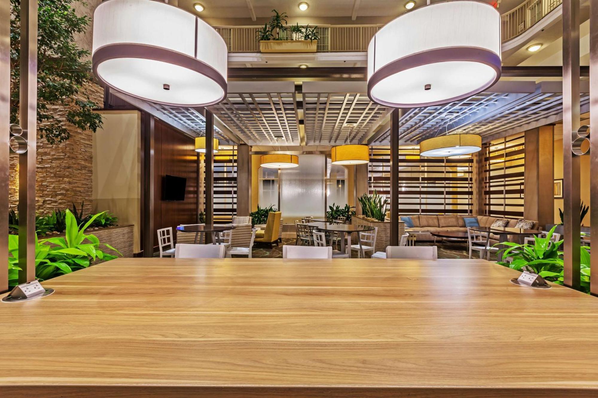 Embassy Suites By Hilton Dallas Market Center Bagian luar foto