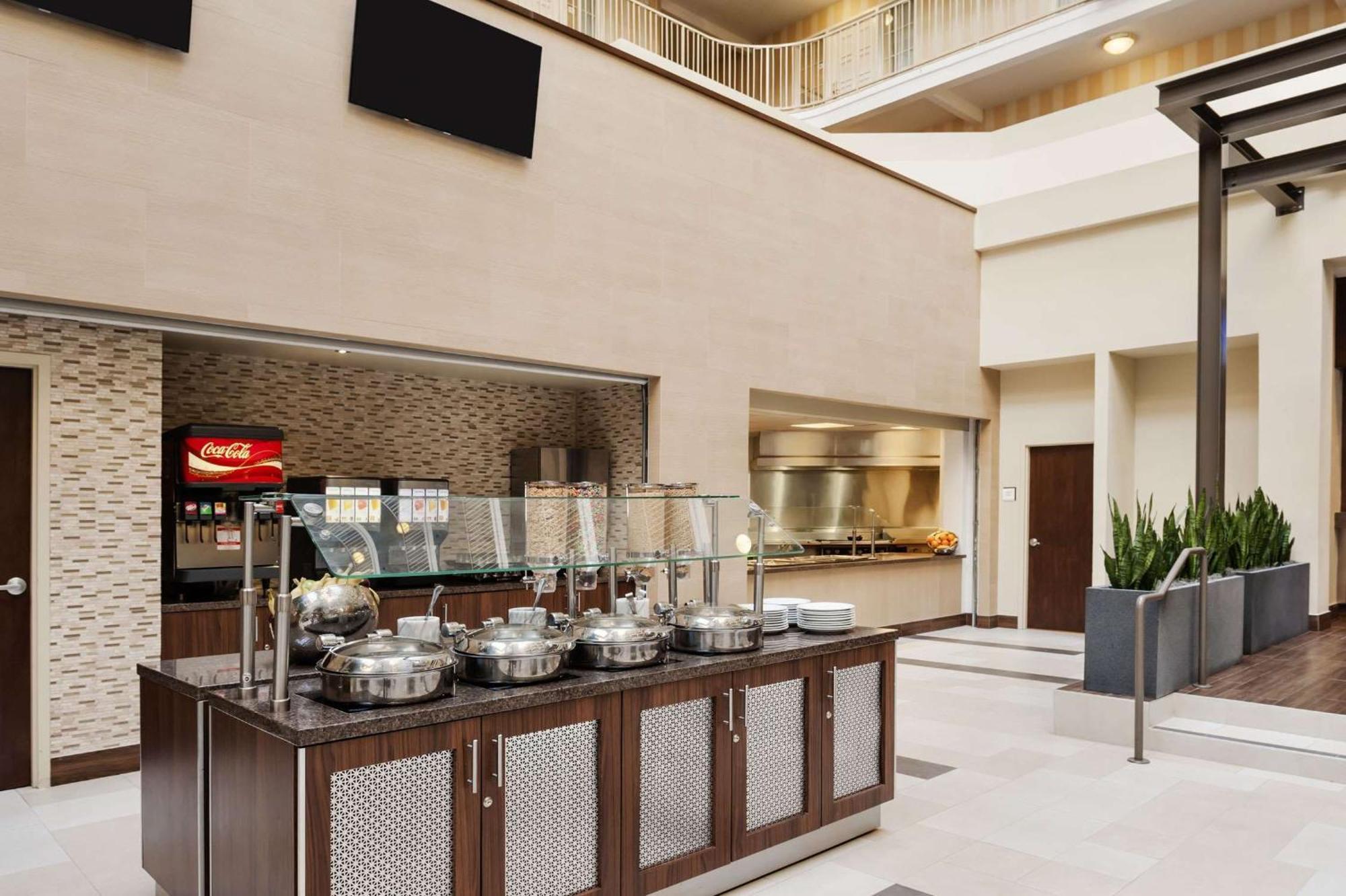 Embassy Suites By Hilton Dallas Market Center Bagian luar foto