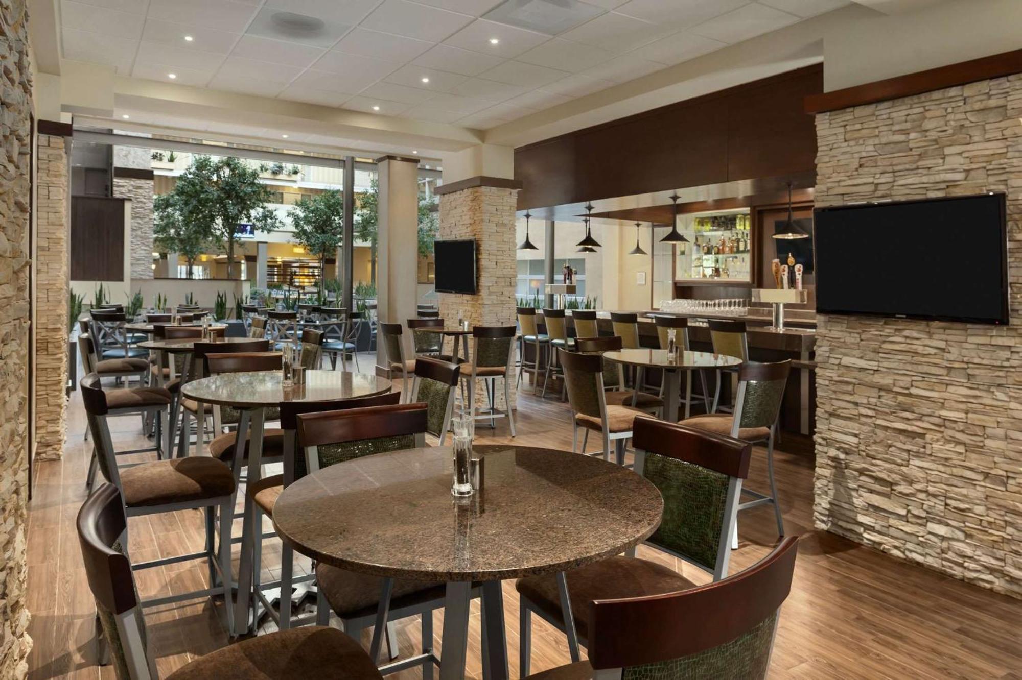 Embassy Suites By Hilton Dallas Market Center Bagian luar foto