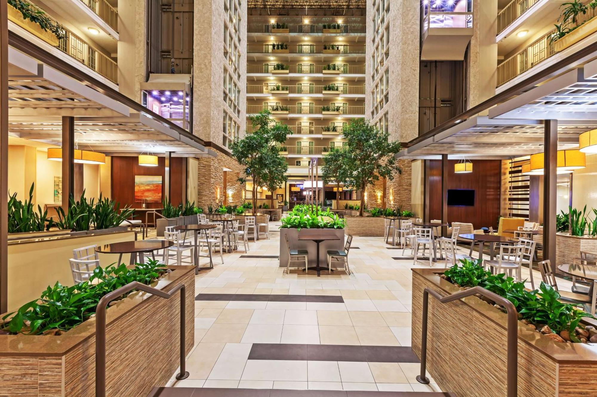Embassy Suites By Hilton Dallas Market Center Bagian luar foto