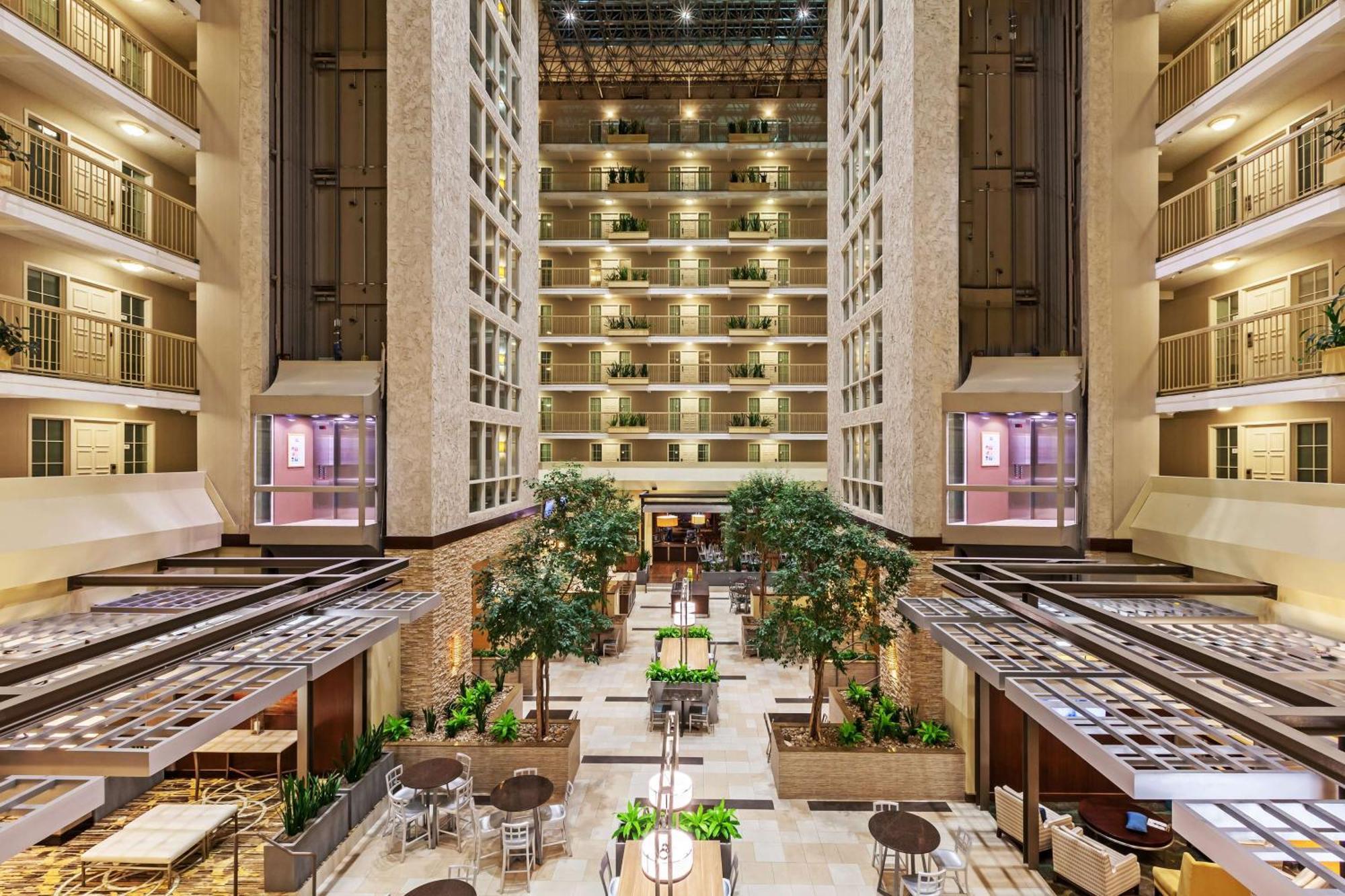 Embassy Suites By Hilton Dallas Market Center Bagian luar foto